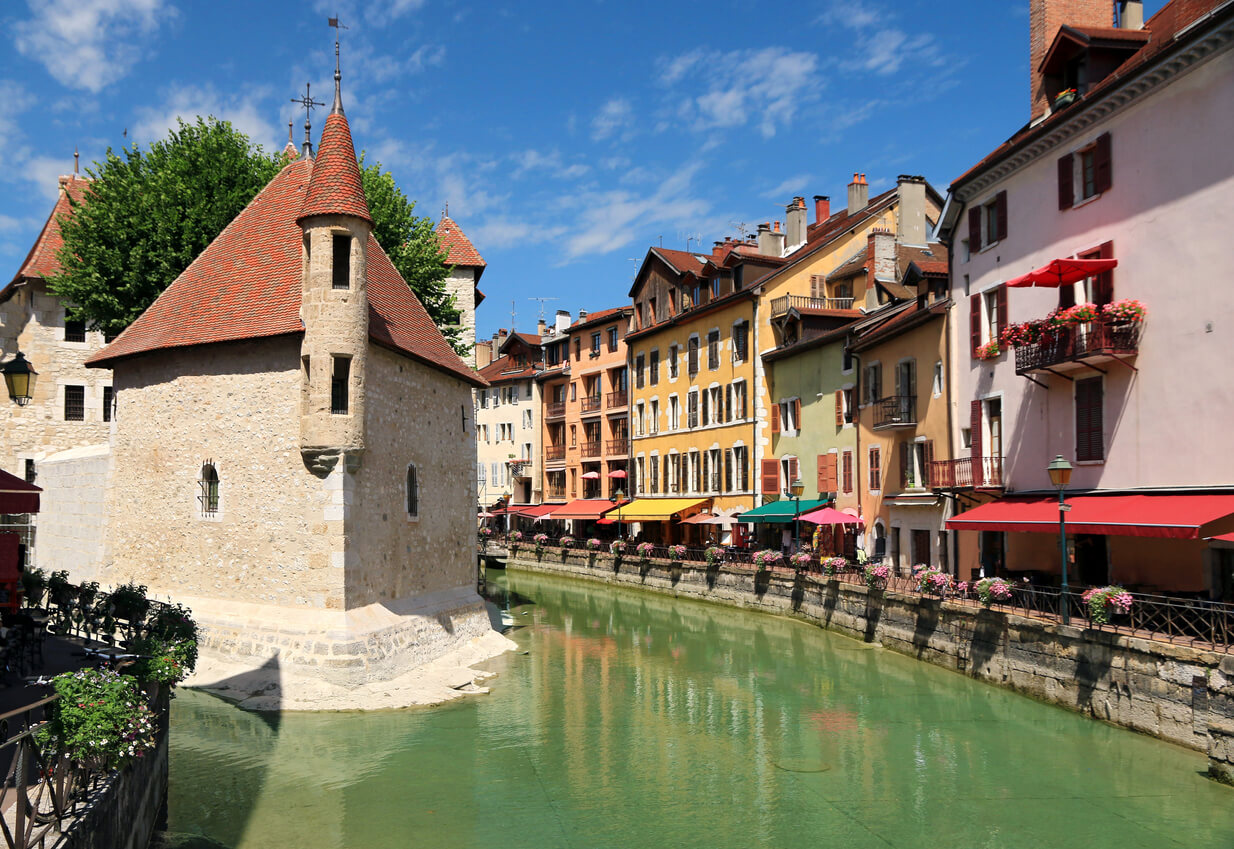 Annecy : Palais de l'Île et quais du Thiou à Annecy