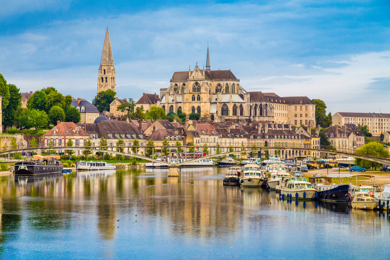 Auxerre : Ville historique d'Auxerre avec rivière de l'Yonne Auxerre : Ville historique d'Auxerre avec rivière de l'Yonne