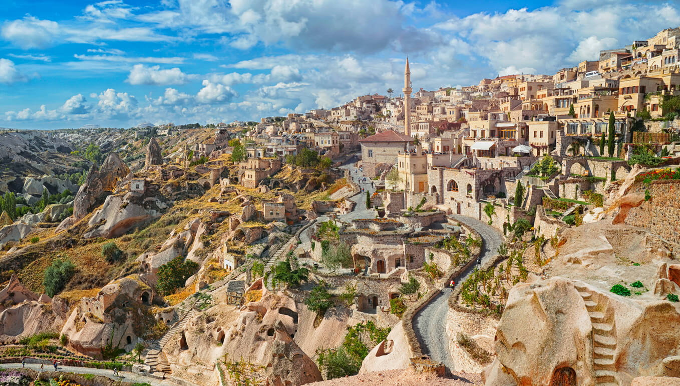Cappadoce : Ancienne ville troglodyte de Nevsehir et château d’Uchisar en Cappadoce Cappadoce : Ancienne ville troglodyte de Nevsehir et château d’Uchisar en Cappadoce