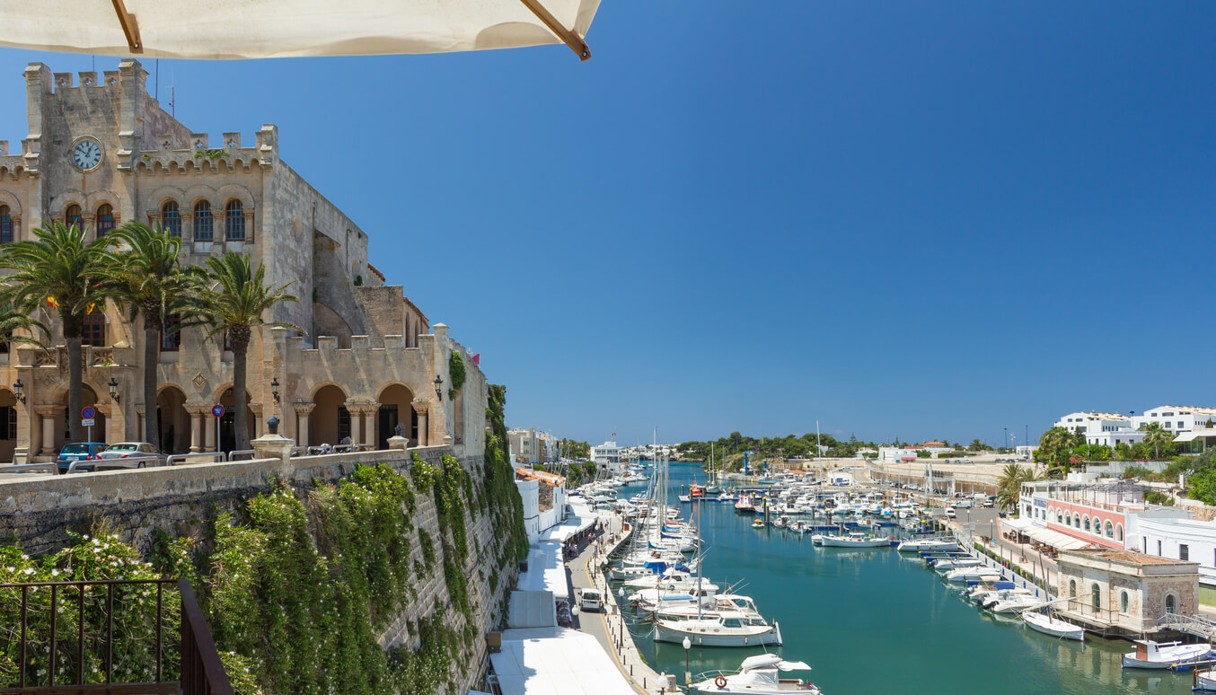 Ciutadella de Menorca : Hôtel de ville et le port de Ciutadella Ciutadella de Menorca : Hôtel de ville et le port de Ciutadella