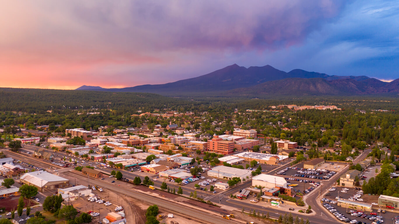 Flagstaff (Route 66) : Le mont Humphreys surplombe Flagstaff Flagstaff (Route 66) : Le mont Humphreys surplombe Flagstaff