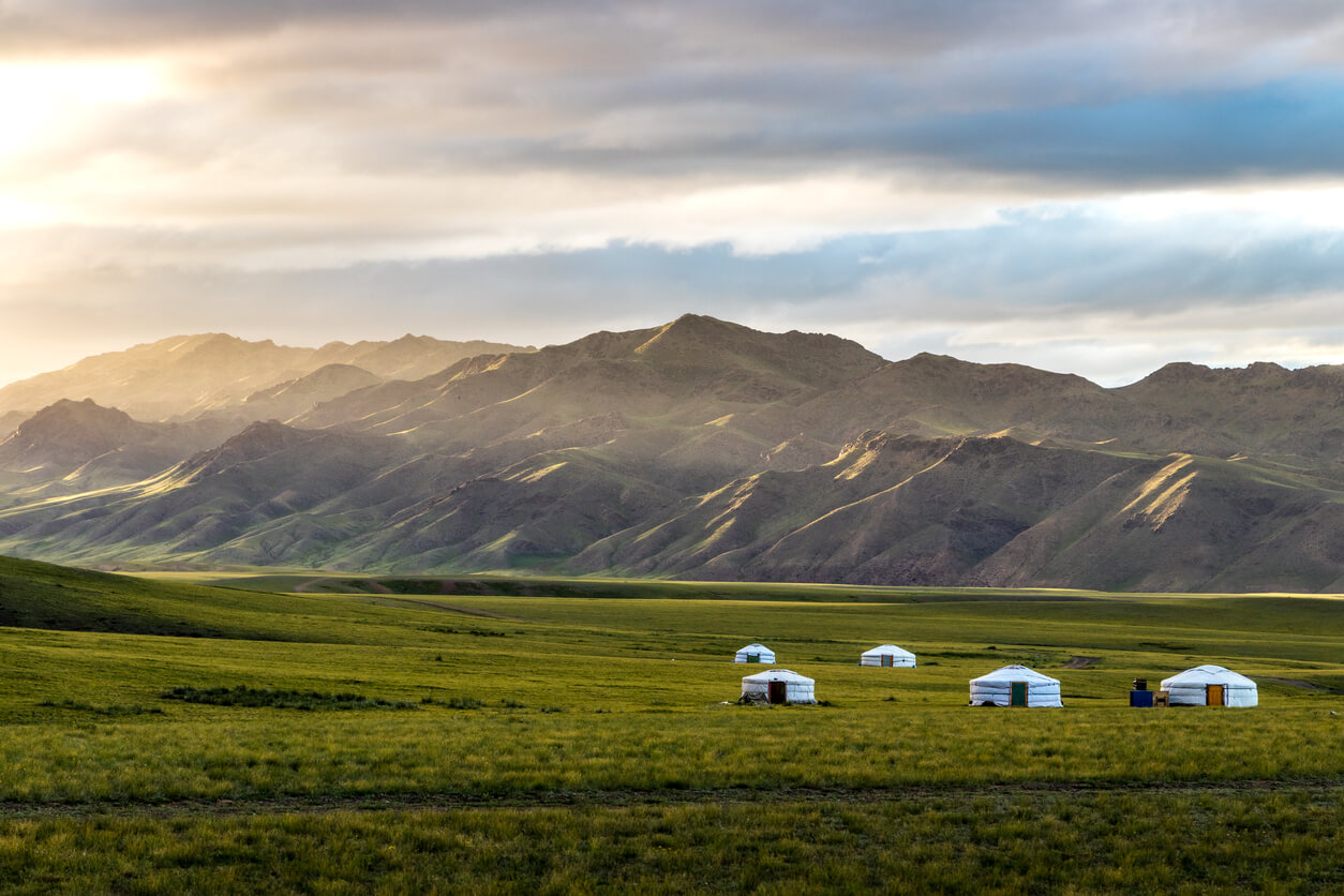 Mongólia: Yourtes et paysage de Mongolie