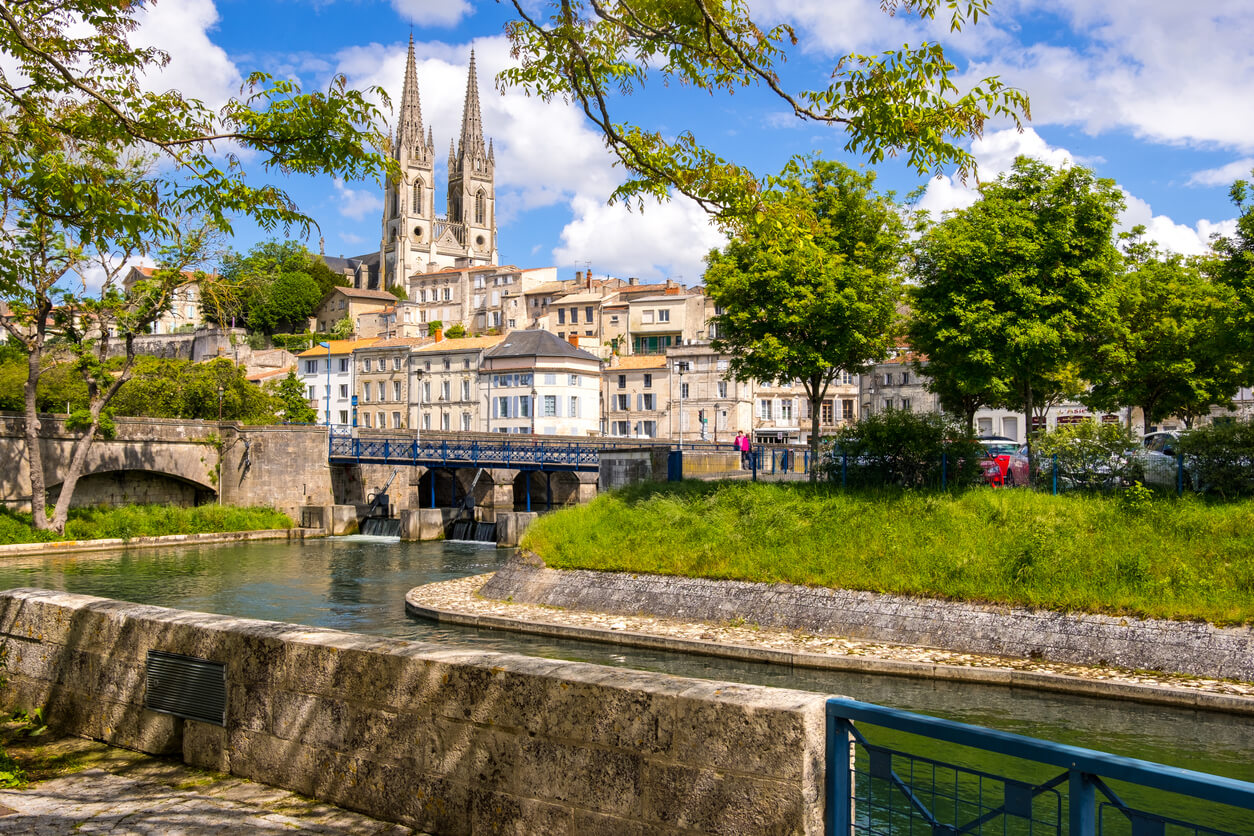 Niort : Vue de Niort depuis le quai de Sèvre Niortaise Niort : Vue de Niort depuis le quai de Sèvre Niortaise