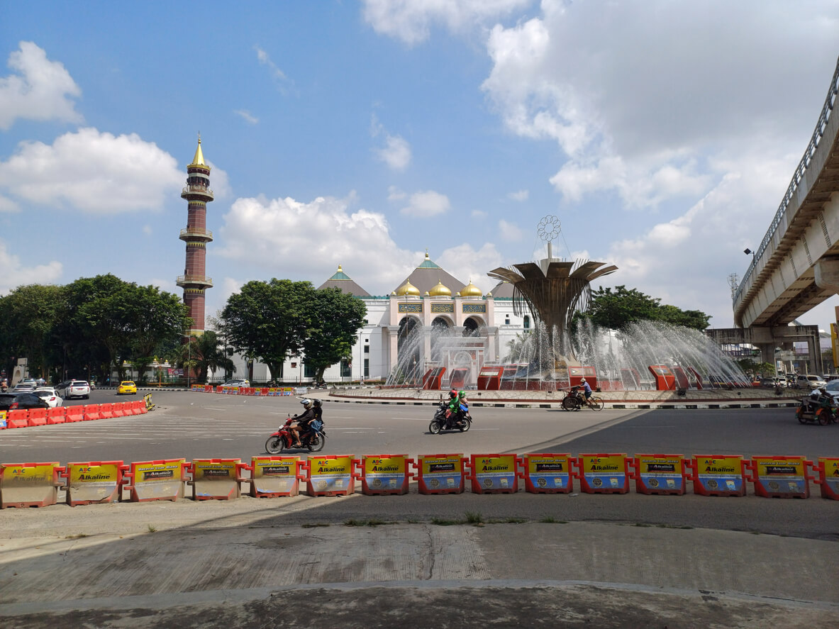 Palimbão : Place de la fontaine de Palembang avec la grande mosquée Palimbão : Place de la fontaine de Palembang avec la grande mosquée